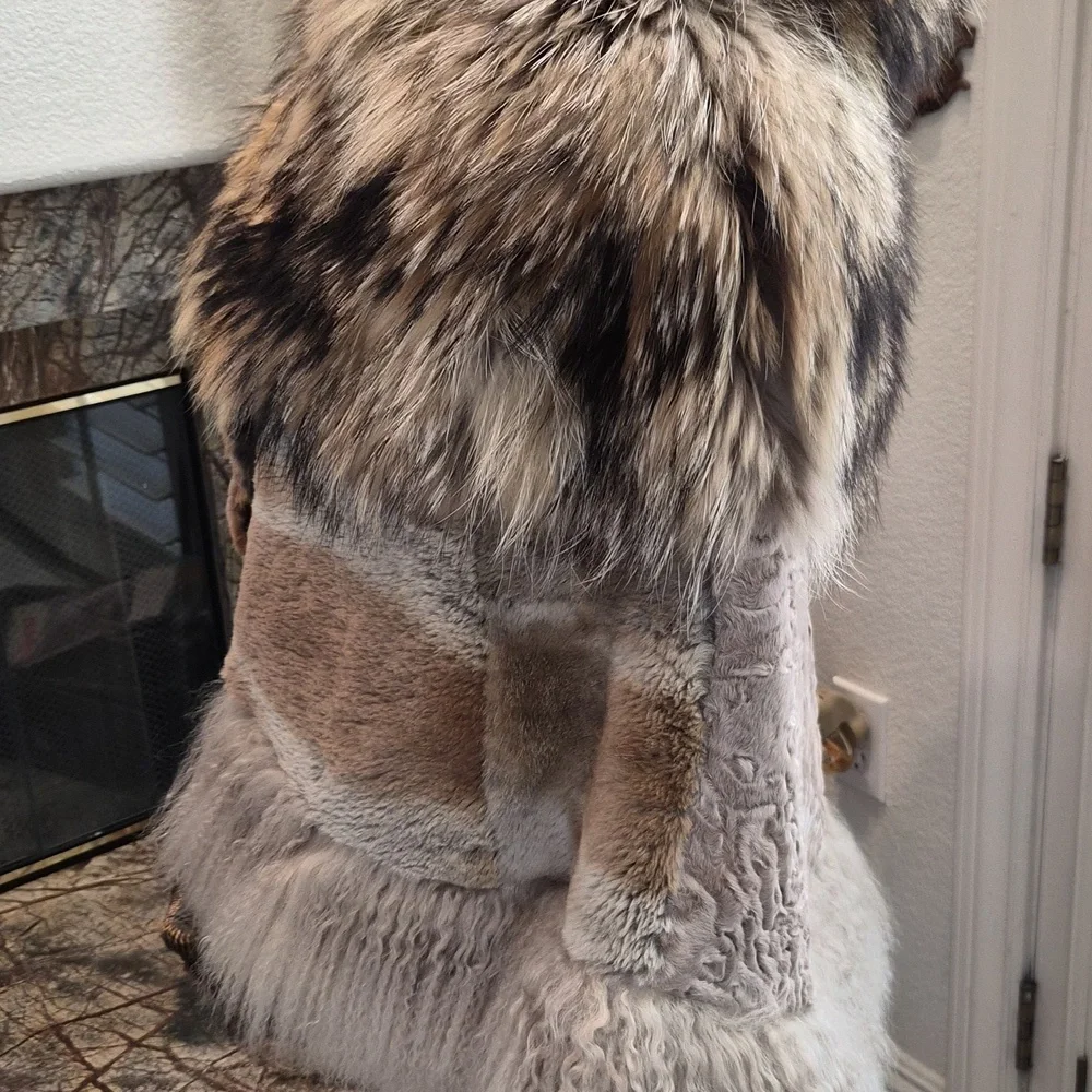 Fur Cape - Coat - Picture 4 of 7